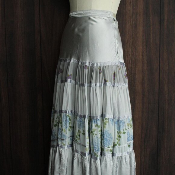 Vintage 1970s 1980s Skirt, Tea Length Silver Silk and Floral Print with Tiers - Picture 9 of 10